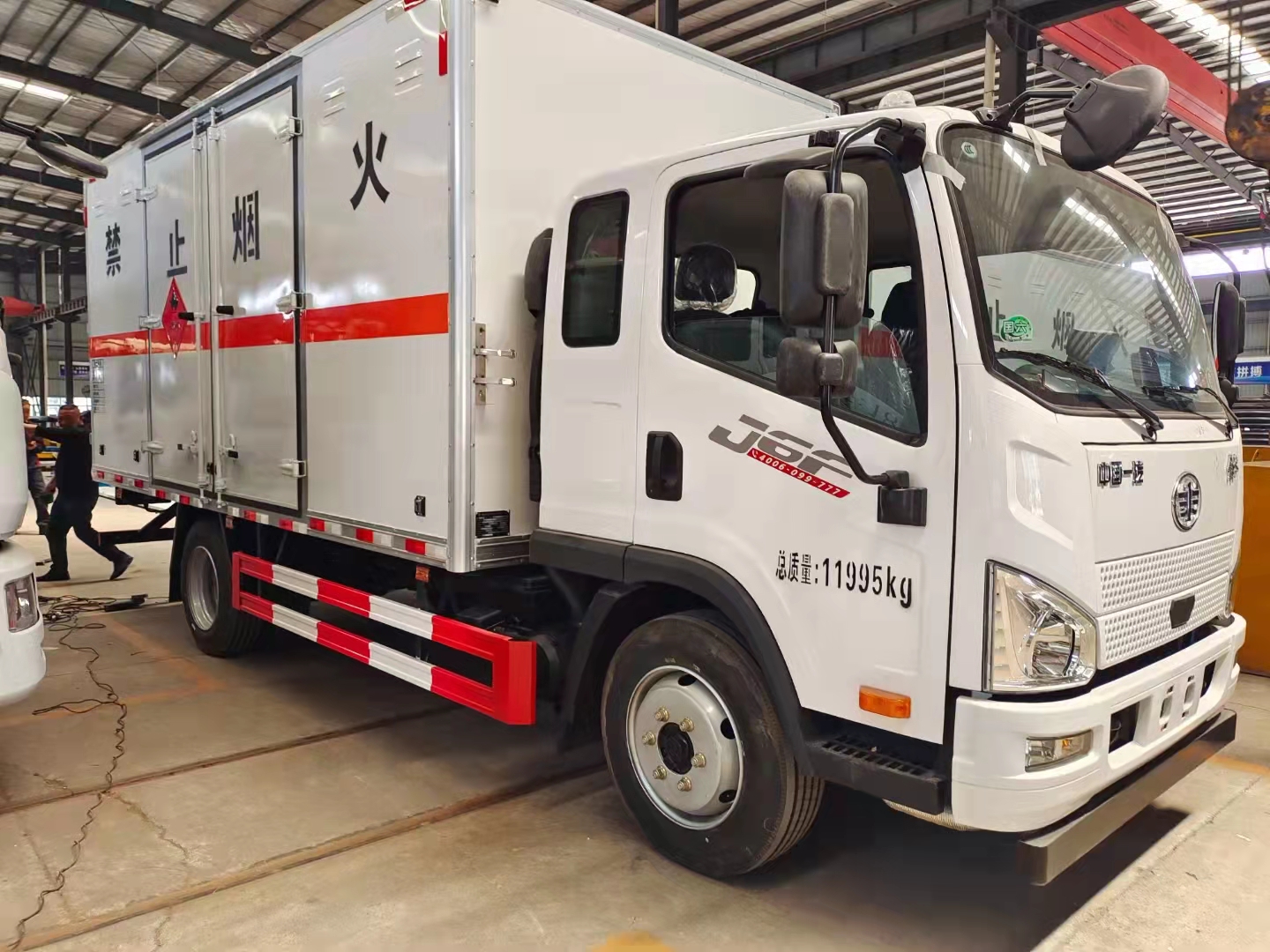 解放J6F国六排半低栏板气瓶车