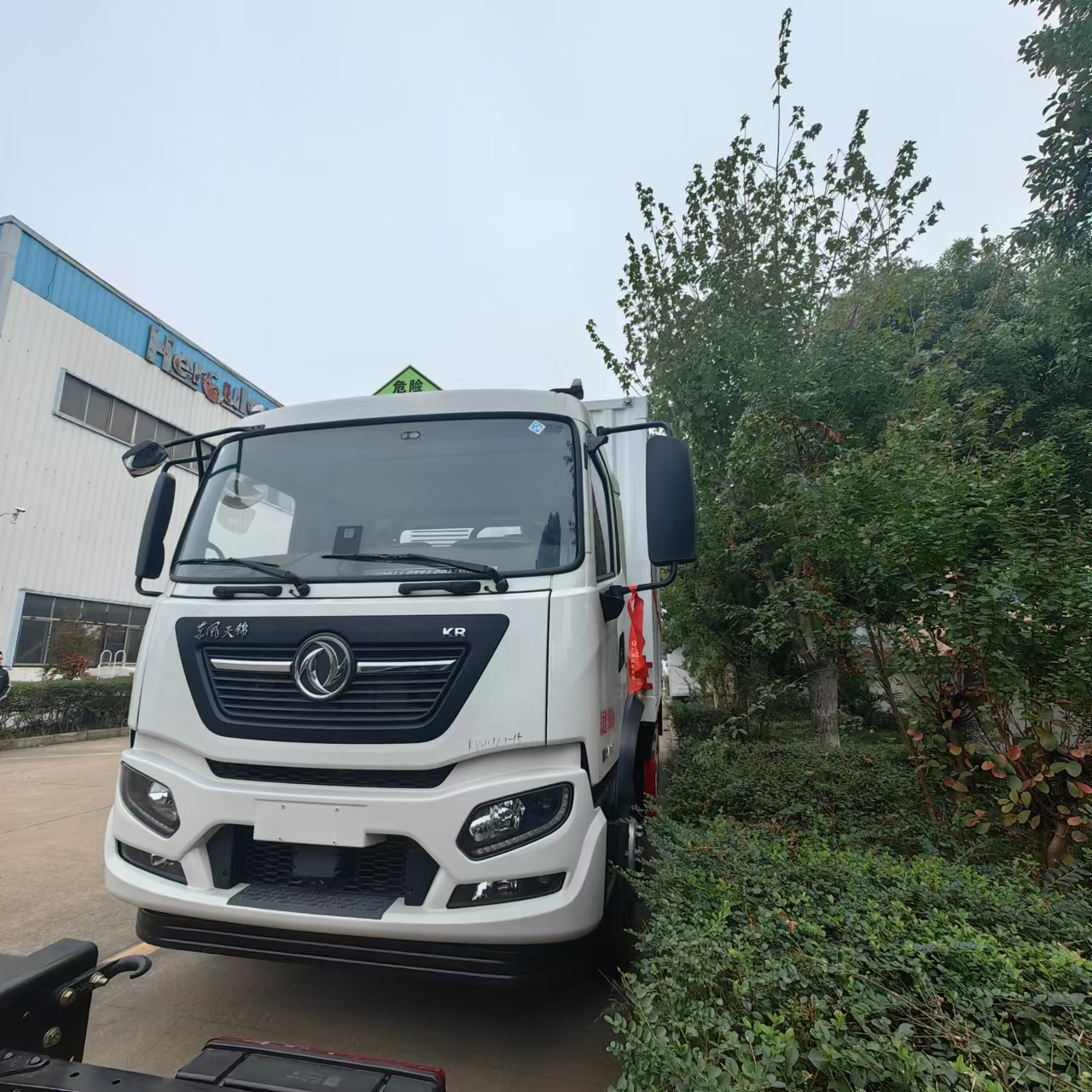 天锦10吨带防腐带不锈钢污水箱危险品车