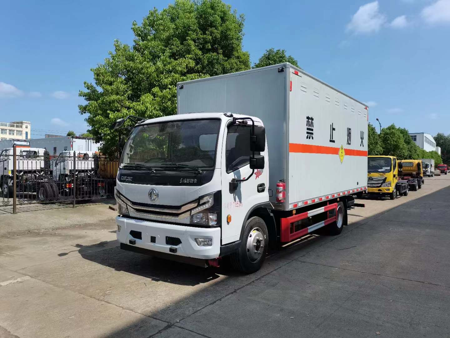 东风7吨氧化性危险品车