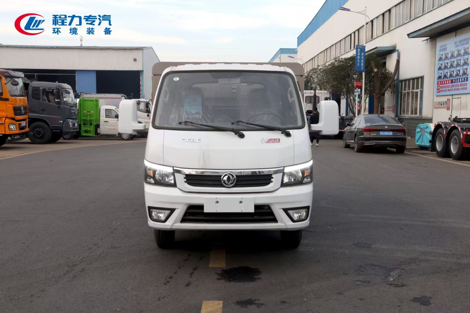 东风途逸国六密闭桶装垃圾运输车