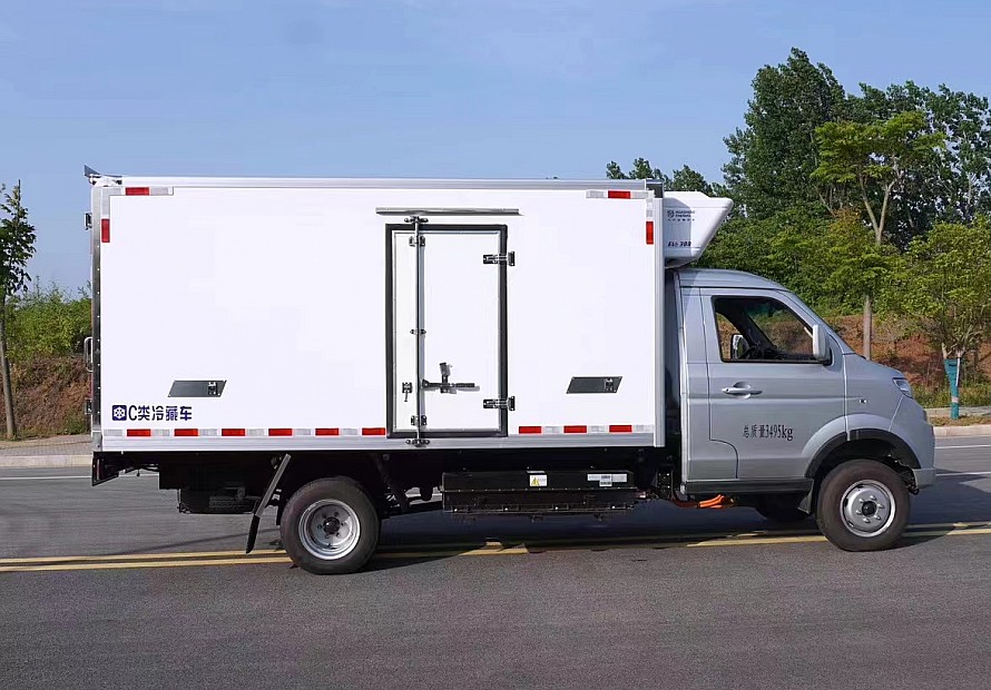 3.5米华晨鑫源纯电动T50-EV冷藏车