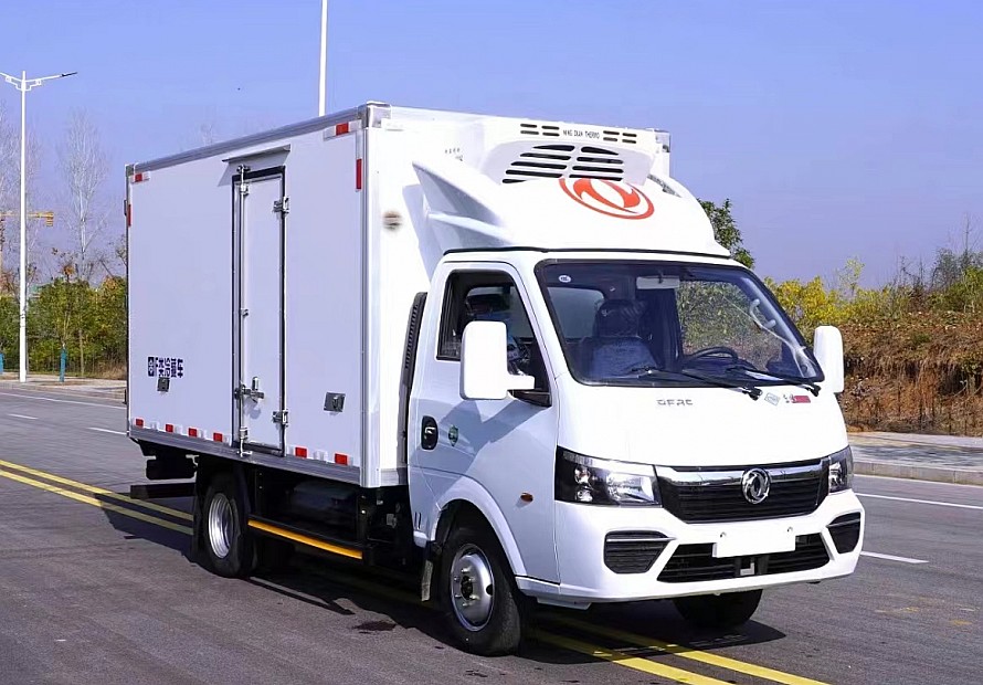 3.7米东风途逸天然气冷藏车