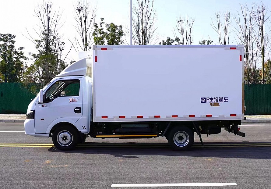 3.7米东风途逸天然气冷藏车