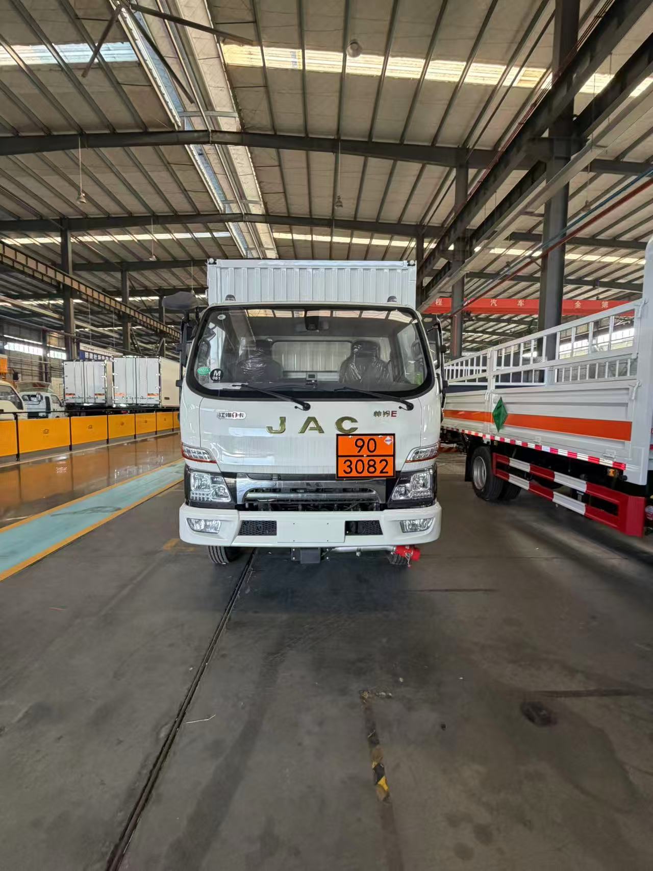 江淮带全开侧门危险品车