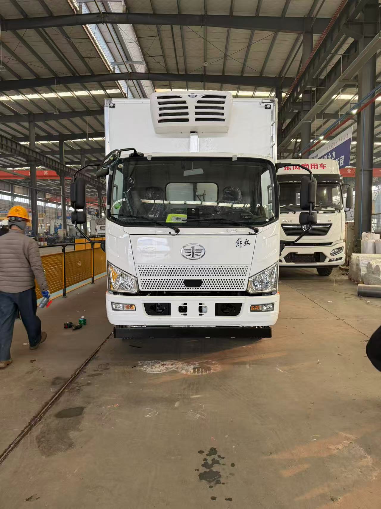  解放J6F国六5米5带冷机危险品车