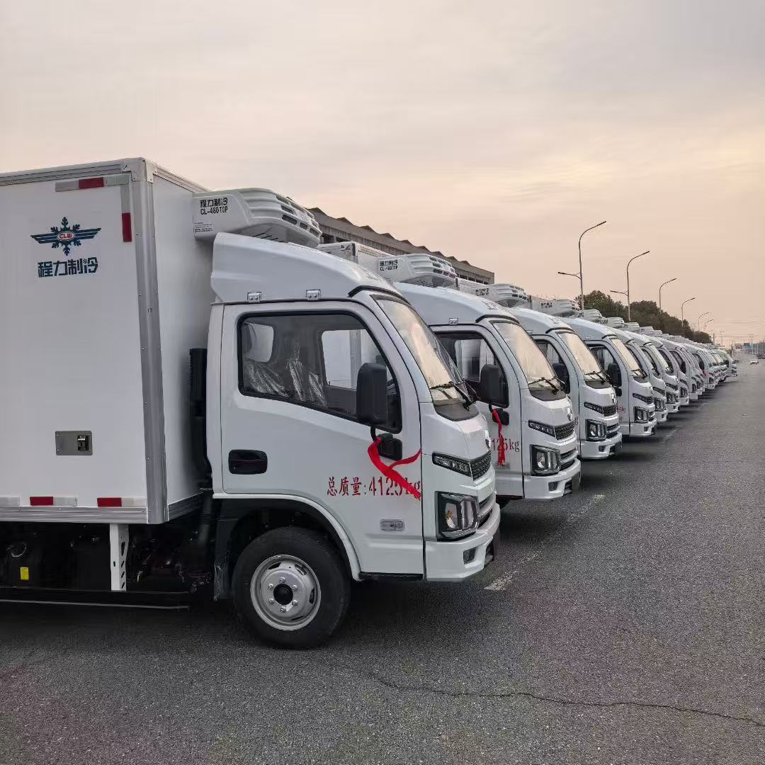 10台上汽跃进S80柴油冷藏车批量发车