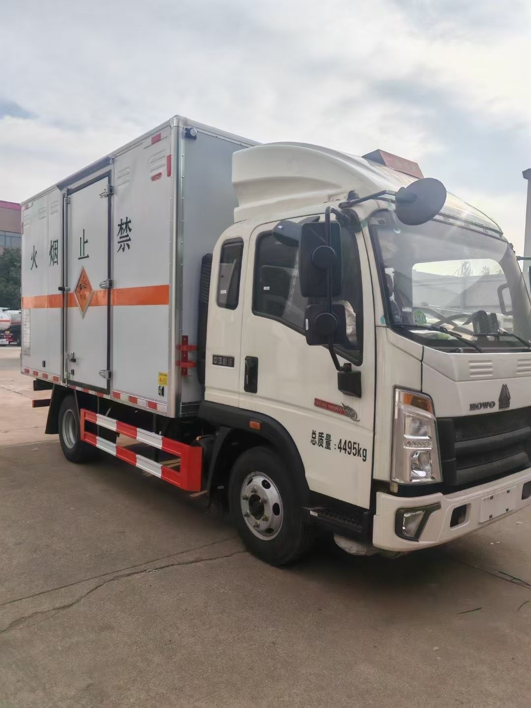 重汽小黄牌排半4米2国六5吨爆破车