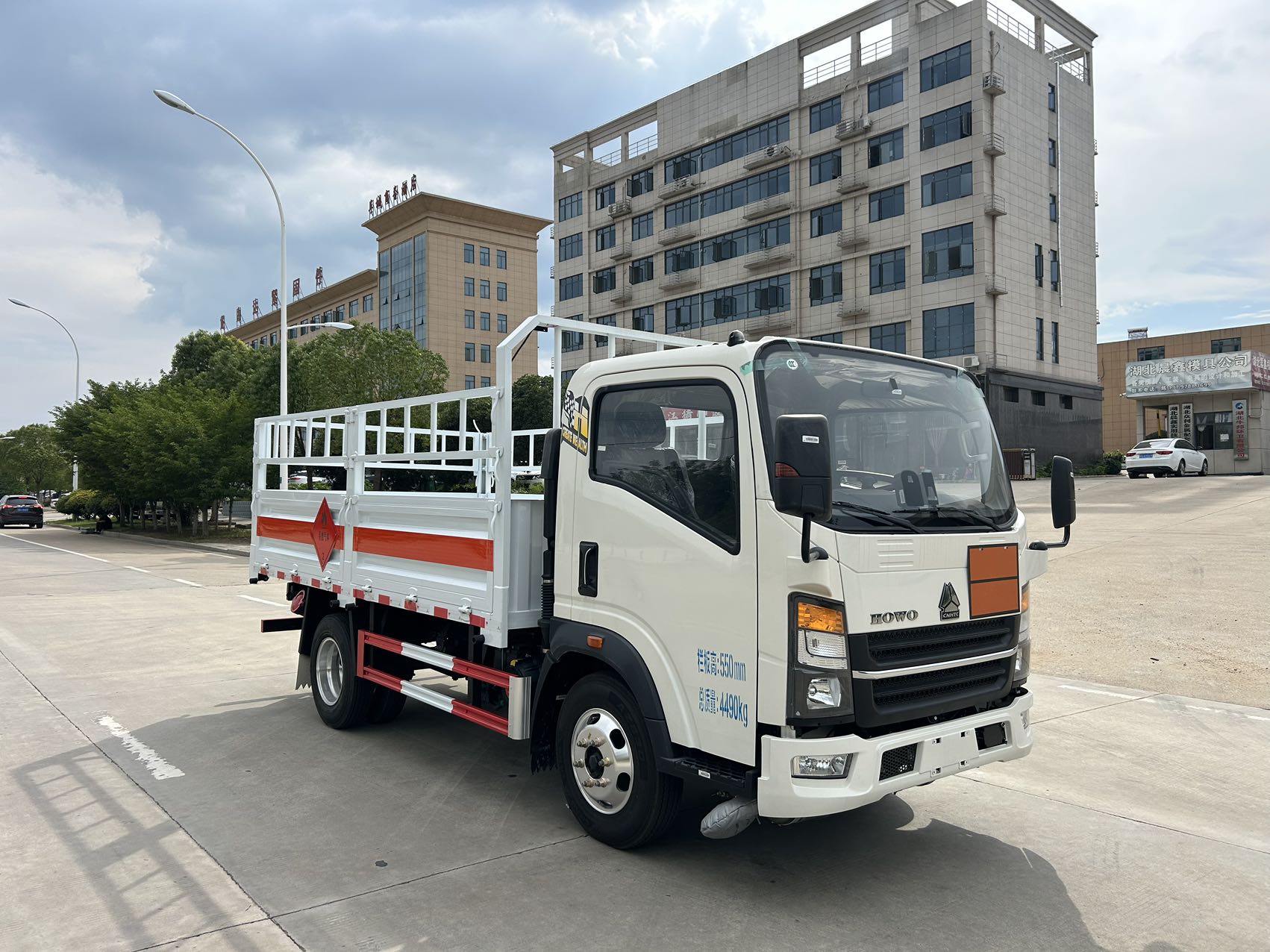 重汽豪沃3米4国六气瓶运输车