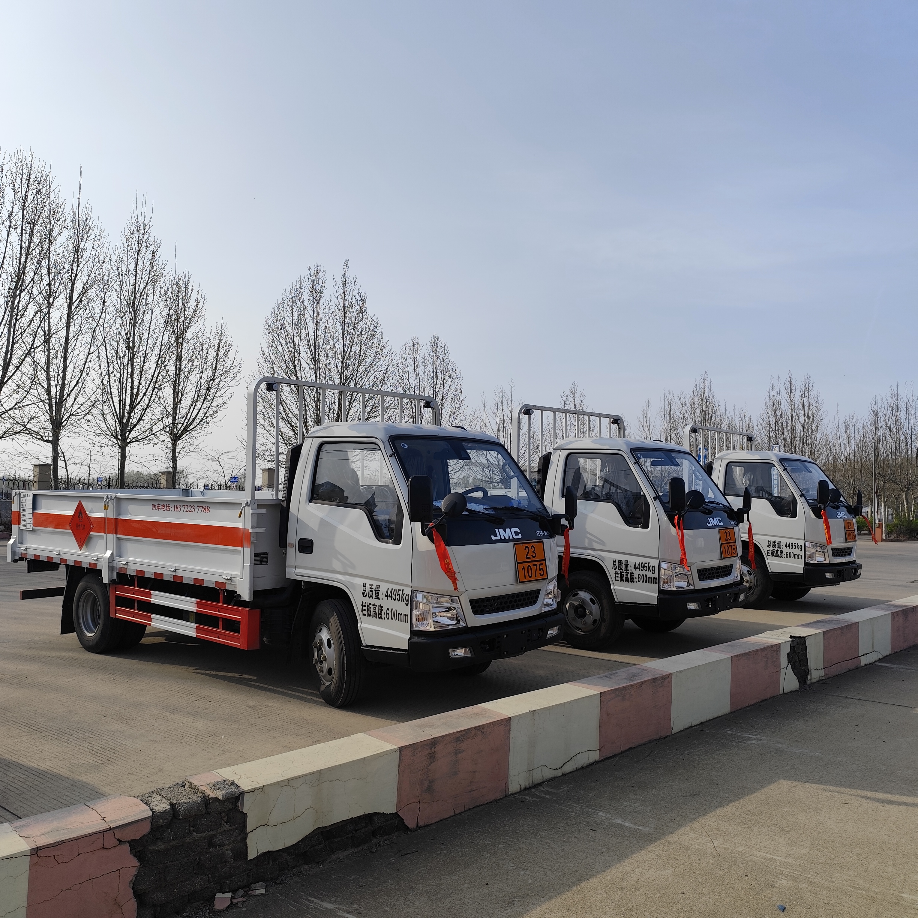 山东李总批量订购3台江铃顺达4米2气瓶车