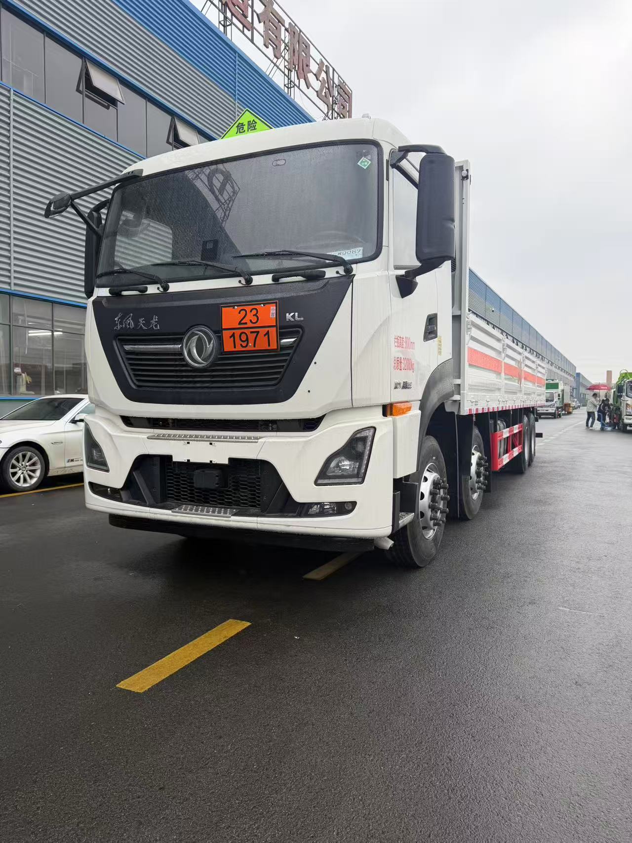 东风天龙前四后八低栏板气瓶车