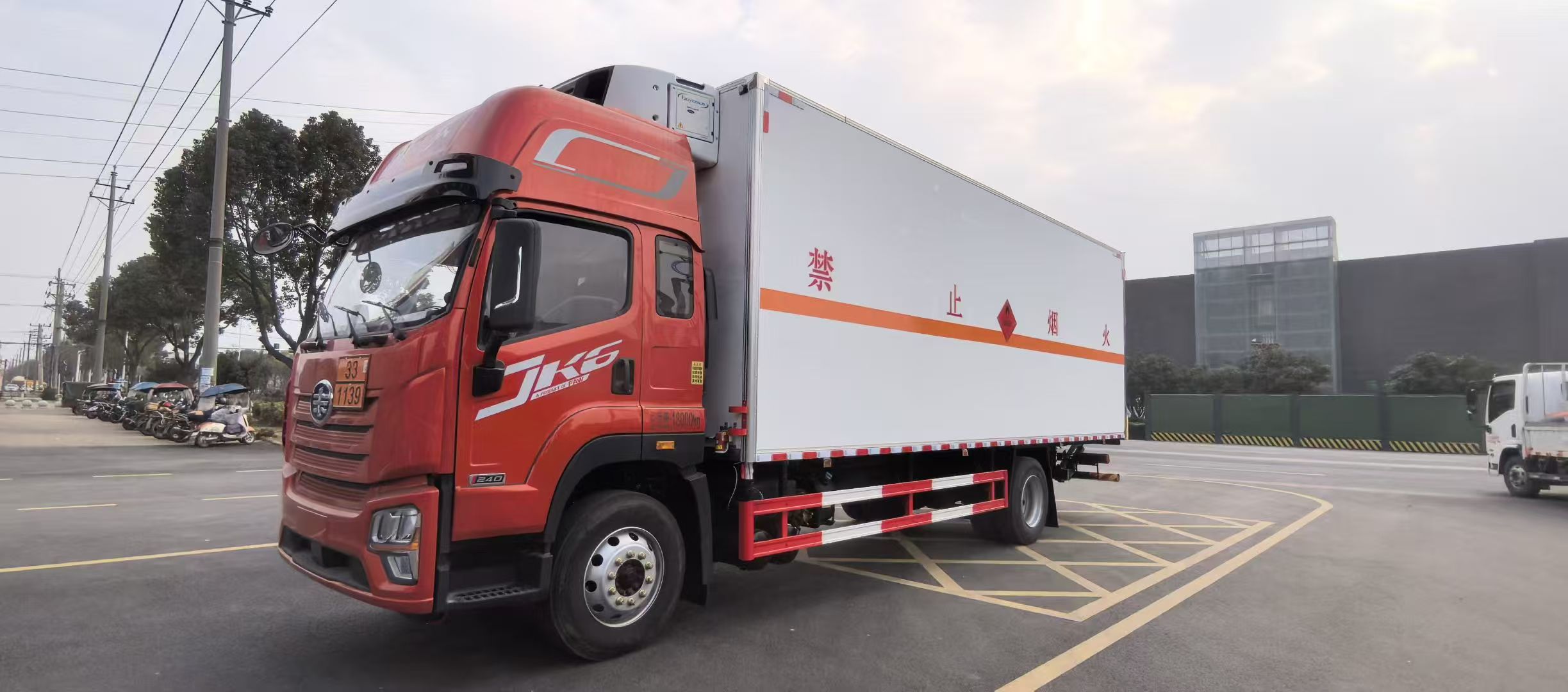 解放JK6带独立冷机危险品车
