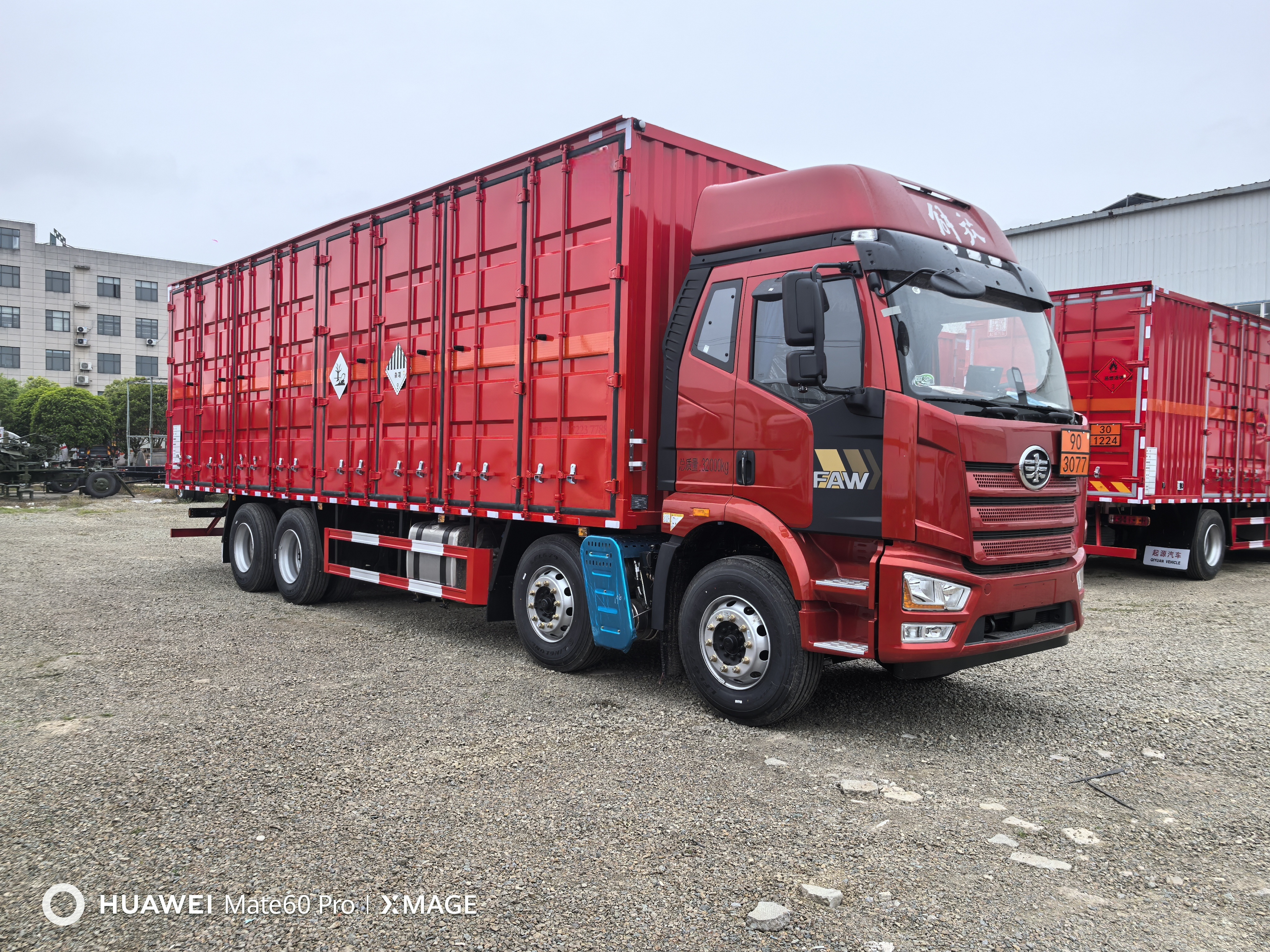解放J6L前四后八带全开门杂项危险品车