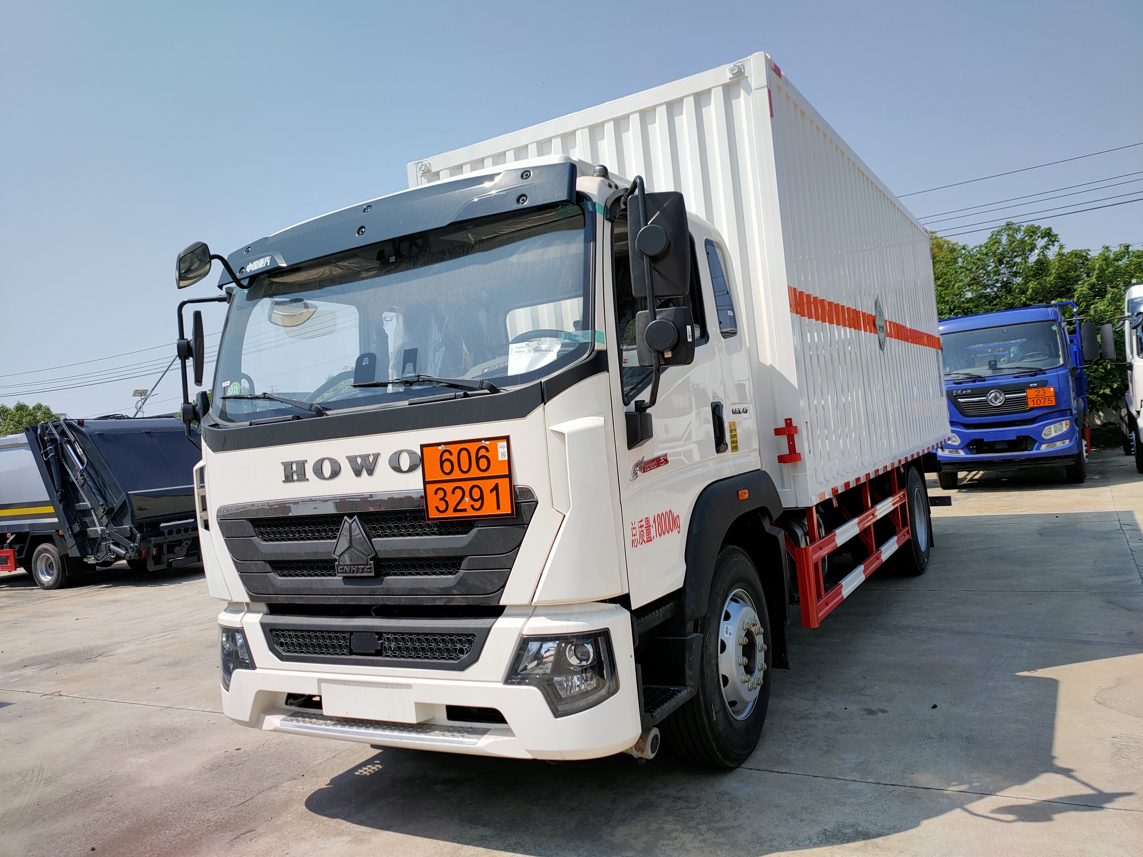 重汽豪沃G5X国六6米8腐蚀品厢式运输车