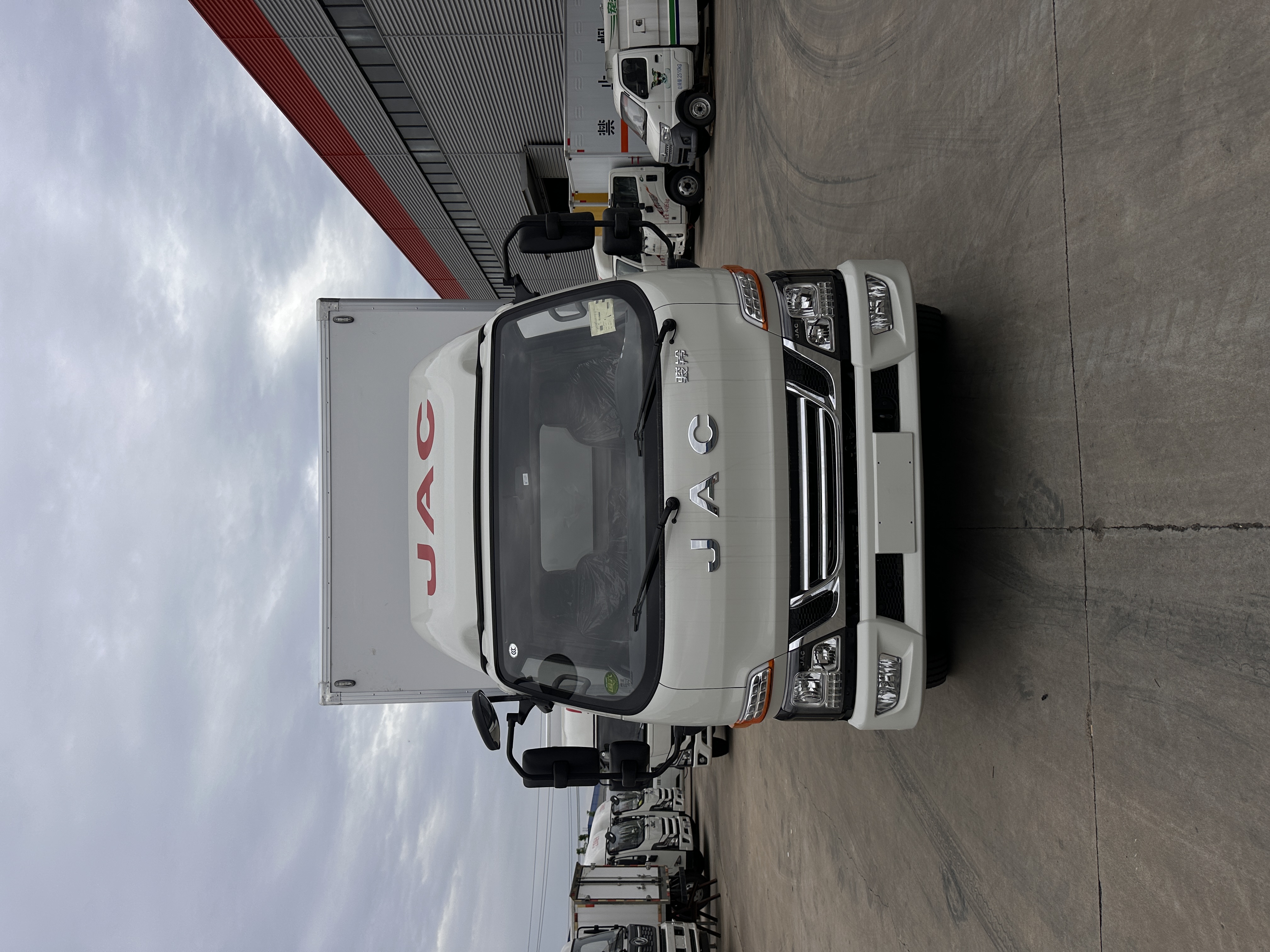  9W出头的江淮骏铃V5国六4米2冷藏车