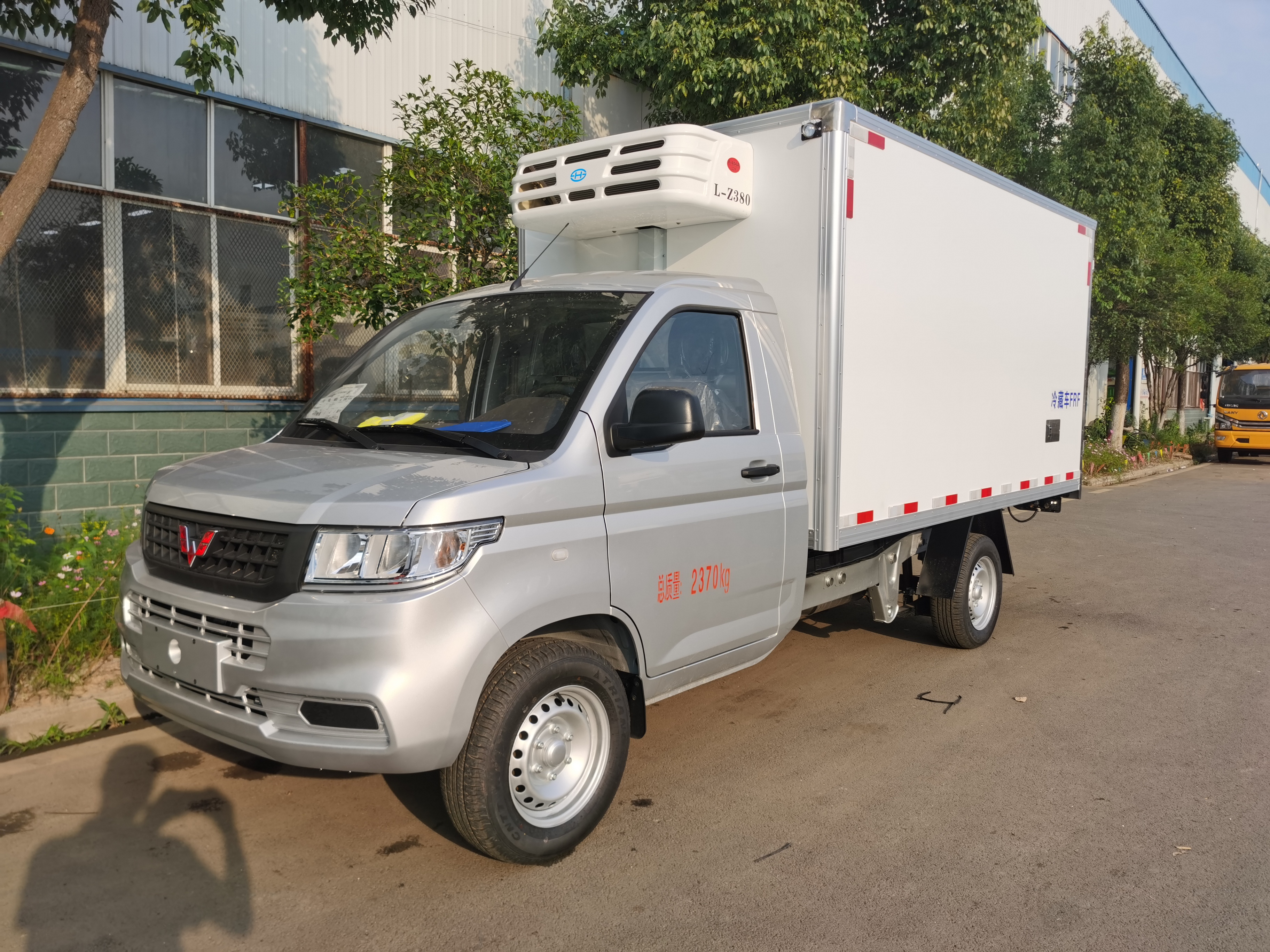 五菱汽油带不锈钢固定支架冷藏车