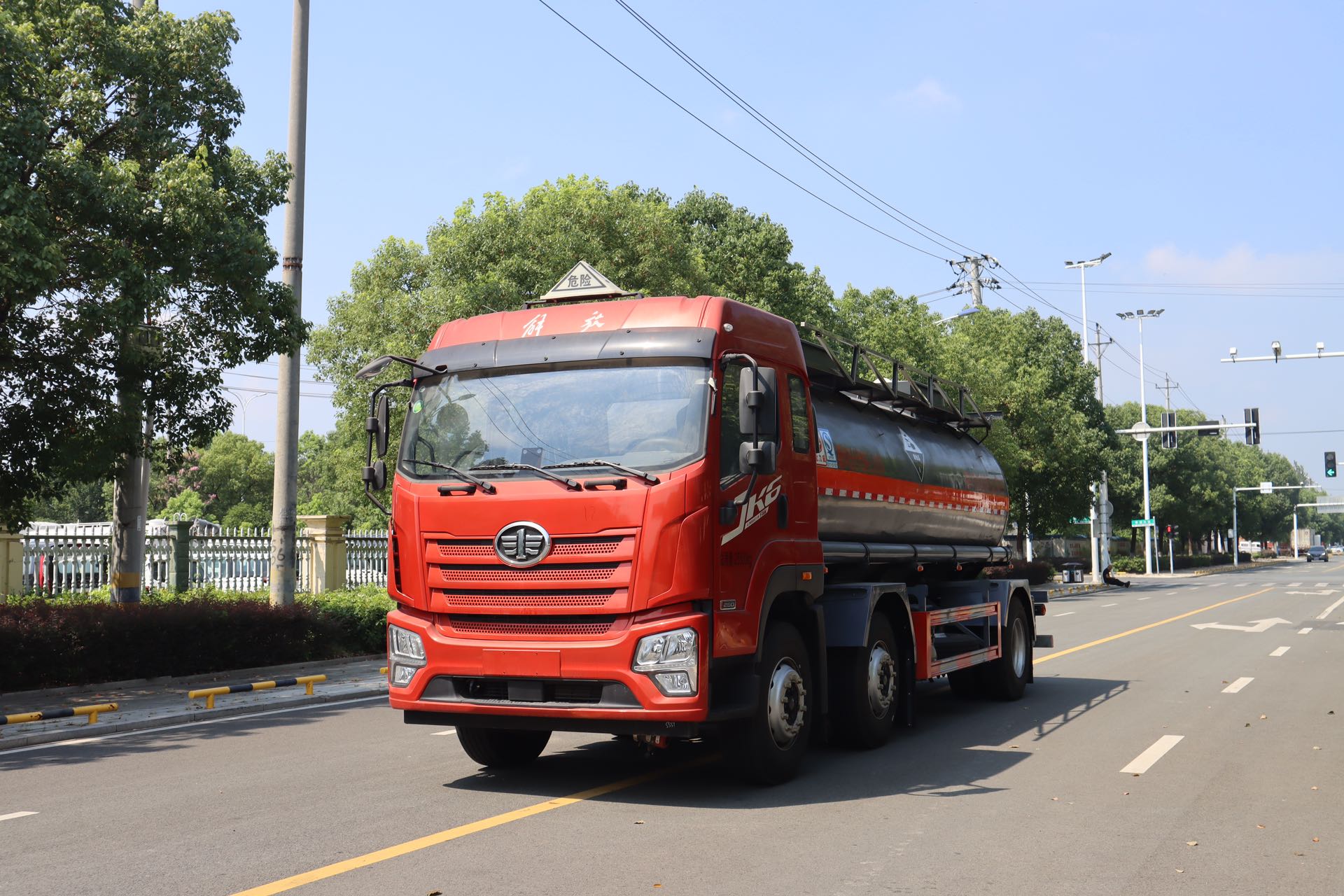 解放JK6小三轴14.6方腐蚀品罐车