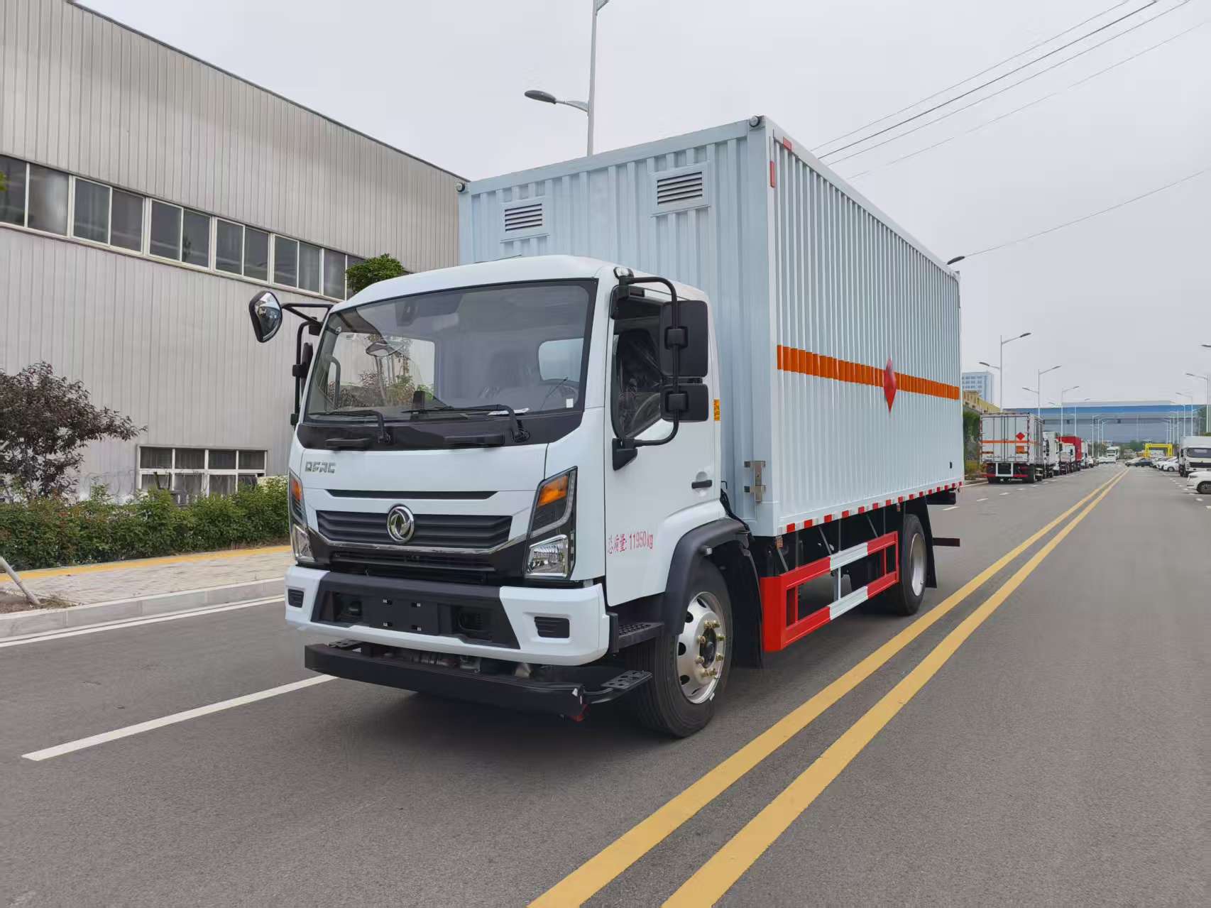  东风多利卡5米2国六腐蚀性物品厢式车