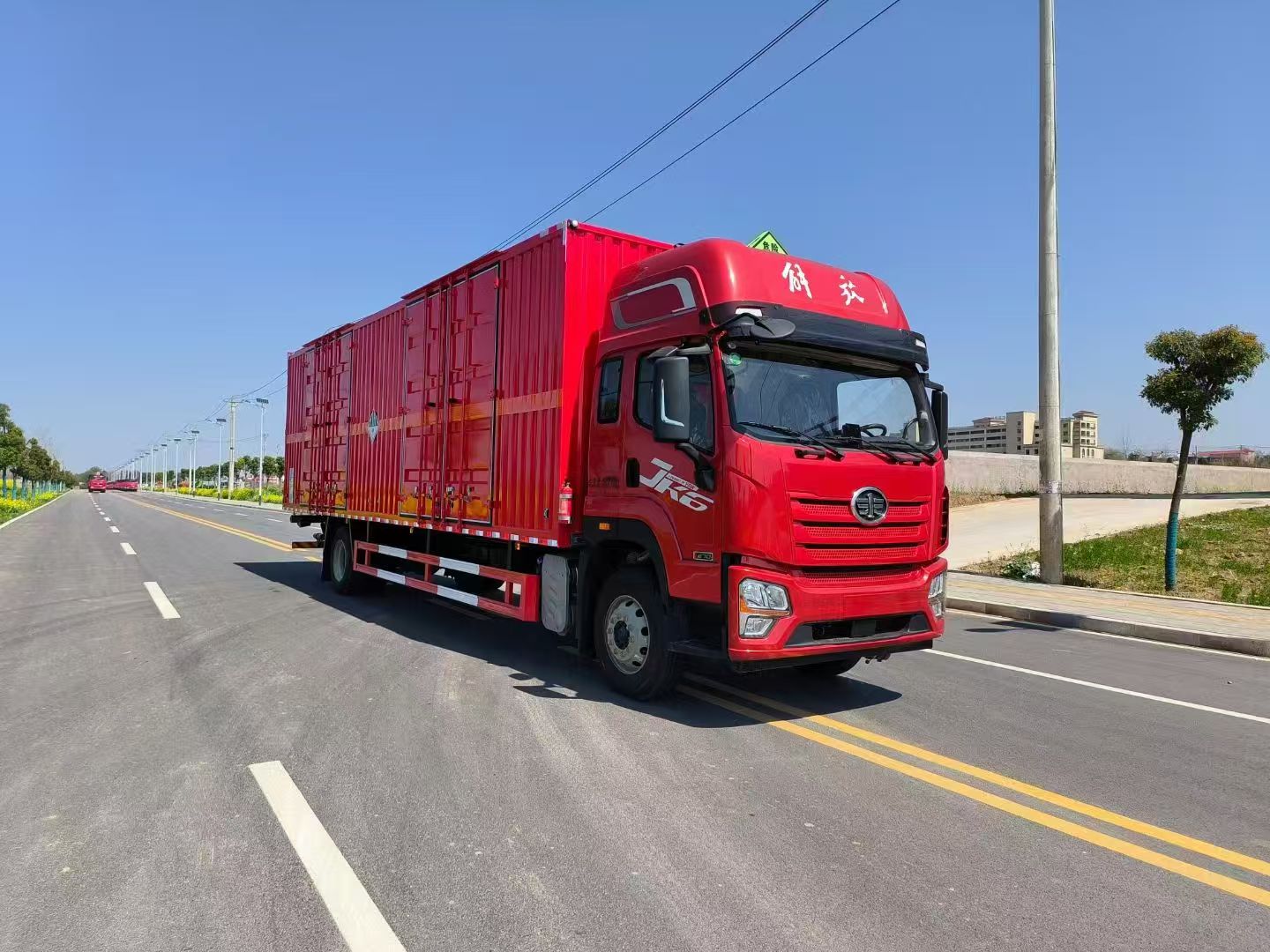解放JK6国六6米8腐蚀性物品厢式运输车
