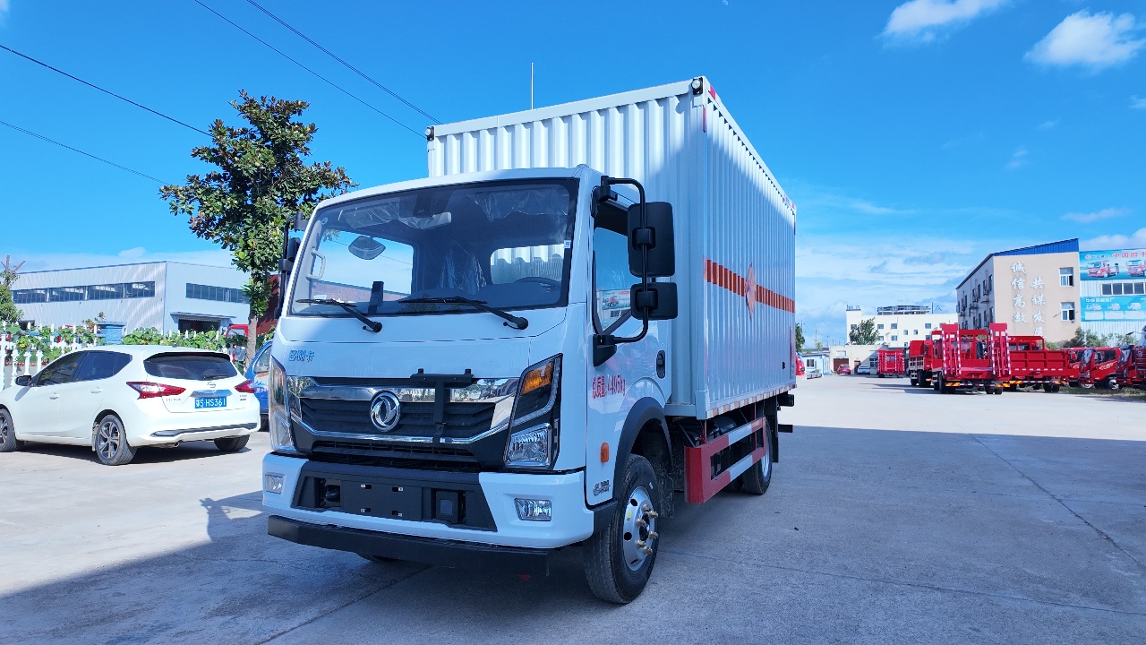 东风180马力4米2蓝牌危险品车