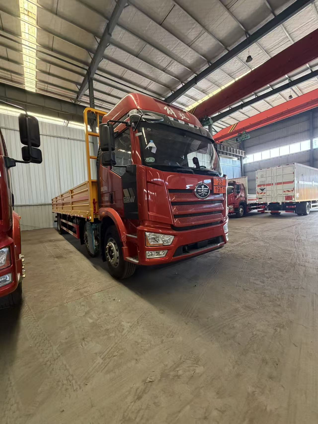 解放J6L三轴9米6黄色气瓶运输车
