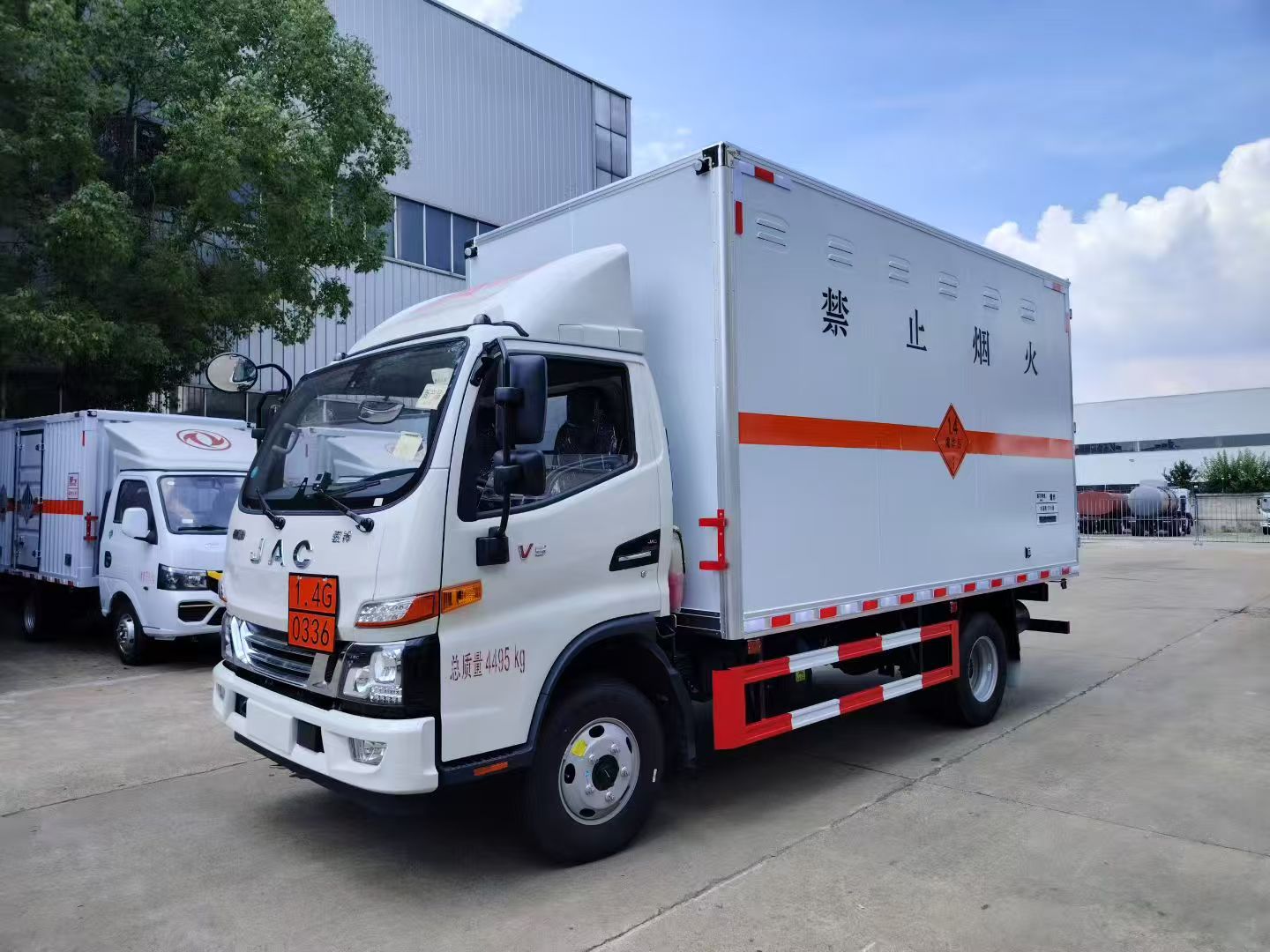江淮小黄牌4米2易燃液体厢式车