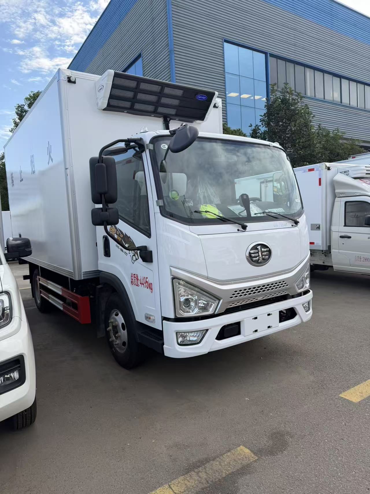  解放虎V国六4米2带冷机危险品车