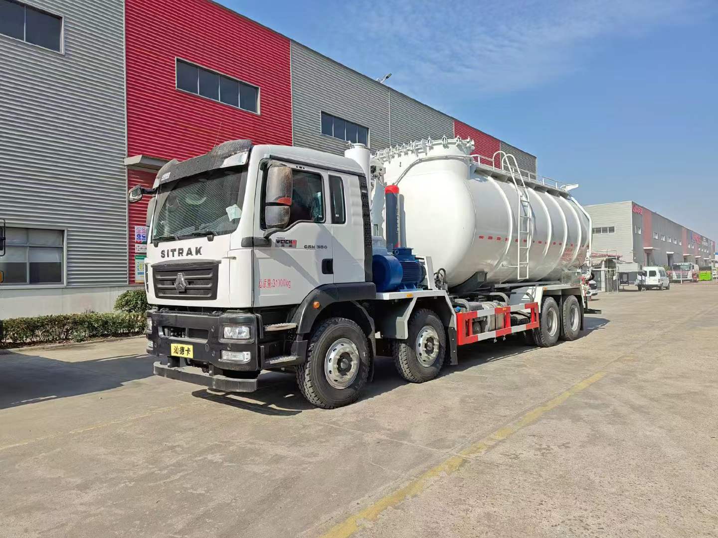 重汽汕德卡国六前四后八吸排车（吸引压送车）